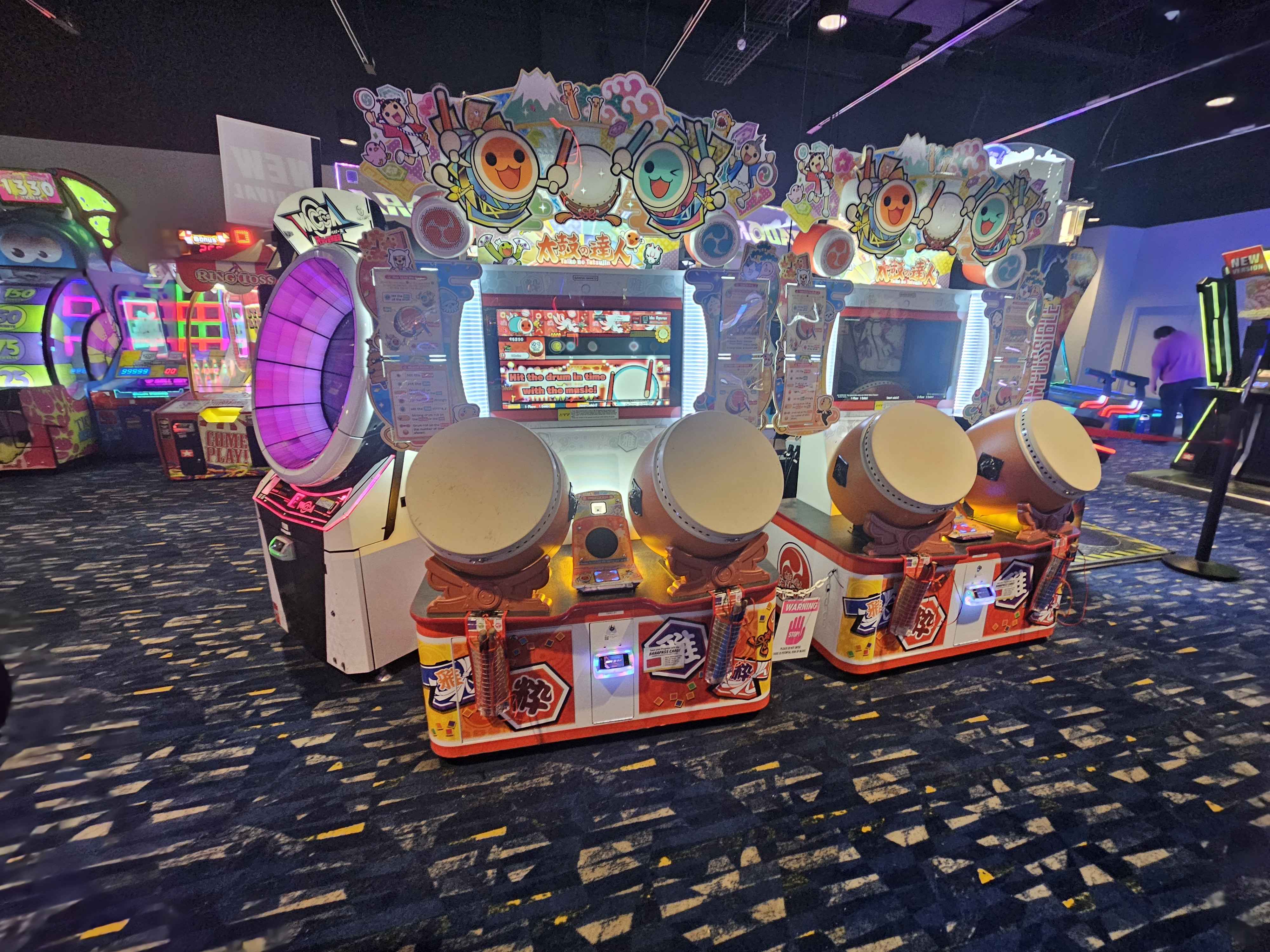 Two Taiko cabs + Wacca cab in the middle of rhythm game section.